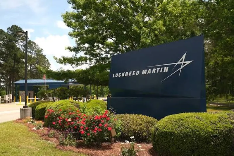 Gigantul american din industria apărării a creat și un centru de produse dedicat Strigo, conceput pentru a scurta drumul dintre apariția unei idei și testarea sau livrarea unei soluții operaționale.Lockheed Martin susține că abordarea îi permite să dezvolte anumite tehnologii chiar înainte ca forțele armate să formuleze oficial cerințele pentru acestea, astfel încât noile capabilități să poată fi disponibile mai repede atunci când apar amenințări sau necesități operaționale.Citește și: Lockheed Martin accelerează investițiile în Europa: noi centre pentru rachete și sisteme HIMARS pentru NATOAd
250 de milioane de dolari investite în Strigo
Centrul de Produse Strigo a fost înființat în urmă cu mai puțin de doi ani, însă Lockheed Martin afirmă că mai multe concepte au trecut deja de la proiectarea inițială la testarea cu succes.Compania susține că tehnologiile dezvoltate în cadrul familiei Strigo au contribuit inclusiv la anumite elemente ale pachetului de căutare pentru PrSM Increment 2.Unul dintre principalele obiective este reducerea ciclului tradițional de dezvoltare. Lockheed Martin afirmă că unele produse pot trece de la schița inițială la o soluție testată în câteva luni, în loc de câțiva ani.Citește și: Lockheed Martin lansează interceptorul Patriot PAC-3 ACE, de peste două ori mai ieftin decât modelul actualPentru dezvoltarea centrului și a tehnologiilor asociate, compania a investit până în prezent 250 de milioane de dolari.Investițiile sunt direcționate către cercetare și dezvoltare, senzori RF, tehnologii pentru rachete și arhitecturi modulare care pot fi reutilizate sau adaptate pentru diferite sisteme.Compania susține că această abordare ar putea reduce inclusiv costurile pe durata ciclului de viață al produselor și ar facilita modernizarea lor pe măsură ce apar noi cerințe.Inițiativa este integrată în strategia „Arsenal of Freedom”, prin care Lockheed Martin urmărește accelerarea dezvoltării și producției de capabilități militare pentru Statele Unite și aliații acestora.Lockheed Martin vrea să dezvolte tehnologii înainte să apară cerințele oficiale
O particularitate a Centrului Strigo este accentul pus pe cercetarea proactivă. În loc să aștepte exclusiv solicitări oficiale din partea clienților militari, compania încearcă să anticipeze tehnologiile care ar putea deveni necesare pe viitor.„Punând cercetarea și dezvoltarea proactivă în prim-plan, Centrul de Produse Strigo ne permite să testăm și să implementăm soluții noi cu o viteză fără precedent. Astfel transformăm «ce-ar fi dacă» în «ce urmează» mai repede ca niciodată”, a declarat Stacy Kubicek, vicepreședinte și director general al Lockheed Martin Sensors and Global Sustainment.„Valorificând expertiza noastră aprofundată în tehnologiile avansate de senzori și rachete, această investiție pe termen lung remodelează modul în care dezvoltăm și furnizăm capabilități de ultimă generație, gata de misiune, asigurându-ne că trupele noastre dispun de soluțiile de care au nevoie în momentul în care amenințările evoluează”, a adăugat Stacy Kubicek.Lockheed Martin intenționează să continue investițiile în senzori RF, sisteme pentru ghidarea rachetelor și legături de date dedicate acestora. Compania urmărește astfel atât accelerarea programelor actuale de modernizare a munițiilor, cât și dezvoltarea tehnologiilor care ar putea sta la baza următoarei generații de capabilități militare americane.