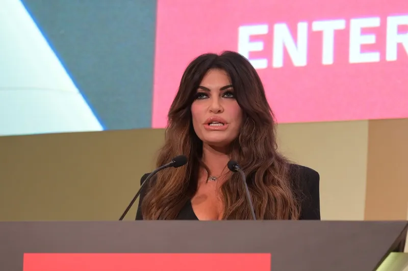 Ambasadoarea SUA în Grecia, Kimberly Guilfoyle, ar fi făcut o declarație care sugerează o posibilă implicare americană în căderea Guvernului Bolojan. Afirmația, relatată de The Wall Street Journal, ar fi fost făcută în martie, la o cină la Atena.O declarație atribuită ambasadoarei Statelor Unite în Grecia, Kimberly Guilfoyle, ridică semne de întrebare privind circumstanțele politice care au precedat demiterea Guvernului condus de Ilie Bolojan și aruncarea României într-o criză politică fără precedent.Potrivit publicației The Wall Street Journal, diplomata americană ar fi invocat situația politică din România în timpul unei discuții tensionate purtate în luna martie cu ministrul grec al Energiei, Stavros Papastavrou.Ambasadoarea SUA în Grecia sugerează implicarea lui Trump în căderea Guvernului Bolojan: „Putem face asta oricărei țări”
În contextul perspectivei căderii Guvernului Bolojan, Guilfoyle ar fi afirmat: „Putem face asta oricărei țări dorim. Putem face asta și aici”.ADVERTISINGAfirmația este cu atât mai sensibilă cu cât ar fi fost făcută cu aproximativ două luni înainte ca Executivul de la București să fie demis prin moțiune de cenzură de PSD și extremiștii AUR.Citește și: „Cumetrie”, la Casa Albă. Donald Trump și-a numit nora ambasador al SUA în GreciaSorin Grindeanu, la masă cu ambasadoarei Statelor Unite în Grecia
Episodul ar fi avut loc în timpul unei cine organizate în martie la Atena, la care participau oficiali americani și greci. Kimberly Guilfoyle, una dintre susținătoarele americane ale Coridorului Vertical de Gaze, ar fi intrat într-un schimb tensionat de replici cu ministrul grec al Energiei.Ambasadoarea SUA în Grecia, Kimberly Guilfoyle - Foto: Profimedia images
Kimberly Guilfoyle - Foto: Profimedia images
După afirmația referitoare la România, Papastavrou i-ar fi răspuns că Statele Unite nu pot schimba Guvernul Greciei, deoarece acesta a fost ales de cetățeni.În România, luna martie coincidea cu o perioadă de tensiuni tot mai mari în interiorul coaliției. PSD se pregătea pentru o consultare internă privind continuarea participării la guvernarea alături de PNL.Citește și: SUA va avea o nouă ambasadaroare în Grecia. Este logodnica lui Trump JuniorAd
Sorin Grindeanu anunțase încă din februarie intenția de a supune la vot în partid două variante: continuarea guvernării cu Ilie Bolojan premier sau solicitarea unui alt prim-ministru din partea PNL.Consultarea organizată în aprilie s-a încheiat cu o majoritate categorică în favoarea ieșirii PSD de la guvernare. În luna următoare, PSD și AUR au depus și votat moțiunea de cenzură care a dus, pe 5 mai, la demiterea Cabinetului Bolojan.În acest context apare și un alt episod. La 31 martie, Kimberly Guilfoyle a participat la o întâlnire la restaurantul Isoletta din București, unde s-ar fi aflat și Sorin Grindeanu, consilierul prezidențial Florin Vlădică și ministrul Energiei de la acel moment, Bogdan Ivan.Miza gazelor americane și refuzul Guvernului Bolojan
În spatele disputei se află și o miză economică importantă: Coridorul Vertical de Gaze, infrastructură destinată transportului gazelor din Grecia către Bulgaria, România, Ungaria, Slovacia, Republica Moldova și Ucraina.Statele Unite susțin dezvoltarea infrastructurii care permite gazului natural lichefiat american să ajungă în regiune. GNL-ul este transportat pe mare, regazeificat în terminale și introdus ulterior în rețeaua de conducte.Proiectul s-a confruntat însă cu o problemă comercială: costurile generate de lichefiere, transport, regazeificare și intermediari au făcut ca oferta să fie mai puțin atractivă pentru cumpărătorii privați.În ianuarie, Bogdan Ivan, pe atunci ministru al Energiei, le-ar fi trimis președintelui Nicușor Dan și premierului Ilie Bolojan scrisori prin care solicita încheierea unui acord guvernamental cu Statele Unite pentru achiziționarea de GNL american prin intermediul Nova Gas&Trade.Ivan ar fi solicitat inclusiv un „mandat explicit” pentru negocieri „cu sprijinul” SRI, argumentând necesitatea evitării „riscului unui blocaj diplomatic cu partenerul strategic SUA”.Administrația Prezidențială și Guvernul Bolojan nu au dat însă curs propunerii în forma solicitată, pe fondul întrebărilor privind costurile și oportunitatea economică a achizițiilor.Interesul Washingtonului pentru piața energetică regională fusese confirmat public și de președintele Nicușor Dan.„Este interesul american de a intra cu LNG pe piața europeană. Noi vrem să avem o prezență americană în România și vrem ca această configurație economică să fie favorabilă României”, declara Nicușor Dan, președintele României, în aprilie.Discuția este complicată și de apropierea începerii producției de gaze din Marea Neagră. Romgaz, companie controlată majoritar de stat, deține 50% din proiect, alături de OMV Petrom, iar volumele estimate ar putea acoperi necesarul intern al României.Partenerul român al consorțiului americano-grec implicat în Coridorul Vertical este Nova Power & Gas, companie controlată de frații Teofil și Simion Mureșan. Firma este implicată, alături de compania americană NuScale și Nuclearelectrica, și în proiectul reactoarelor modulare de la Doicești.Guvernul Bolojan a ridicat semne de întrebare și asupra acestui proiect. Fostul premier a reclamat cheltuieli de aproape un miliard de lei fără rezultate concrete și a trimis Corpul de Control la Nuclearelectrica. Ulterior, directorul general al companiei, Cosmin Ghiță, a demisionat.